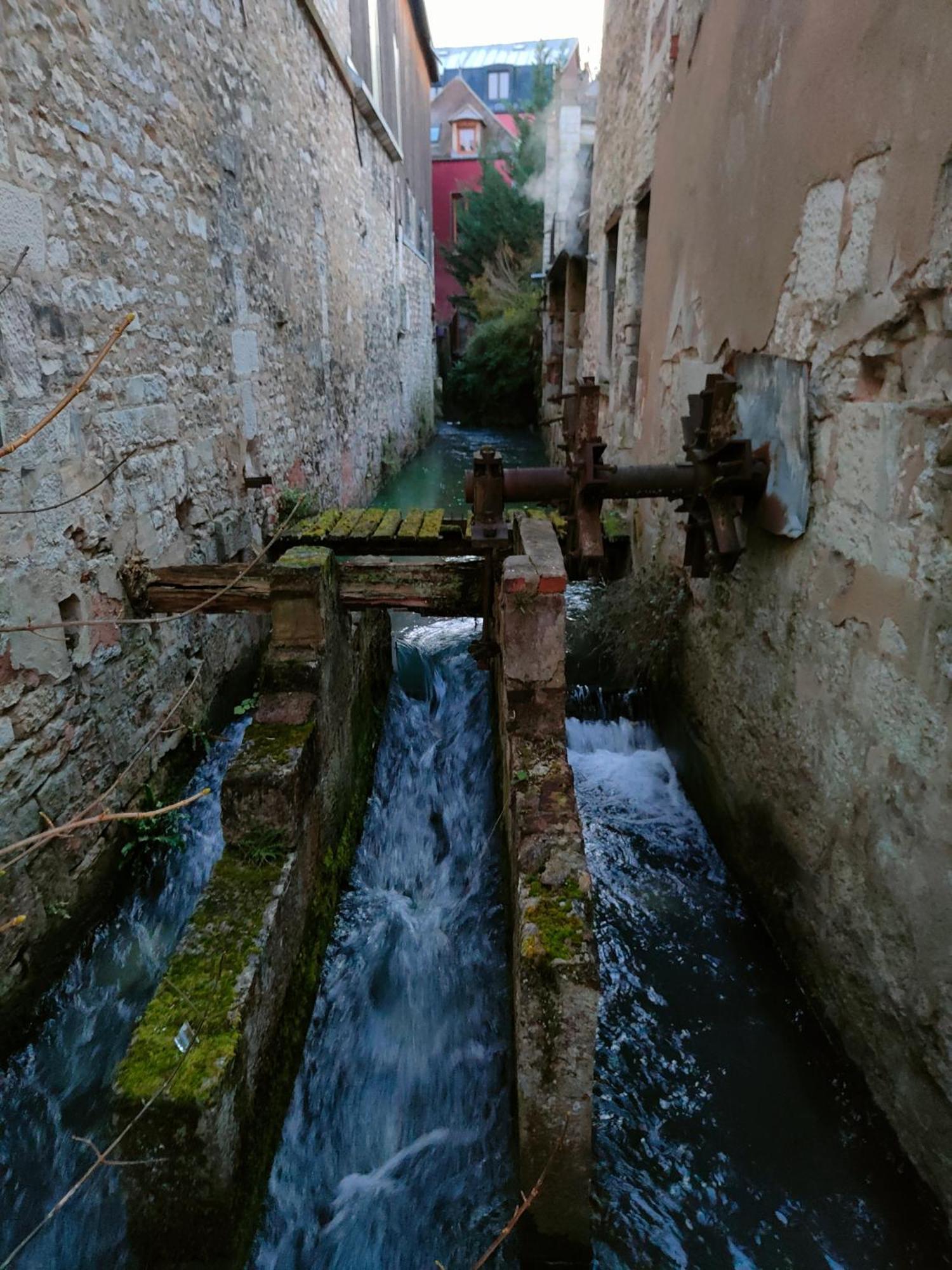 Bed and Breakfast La Taniere Des Tanneries Tonnerre Exterior foto